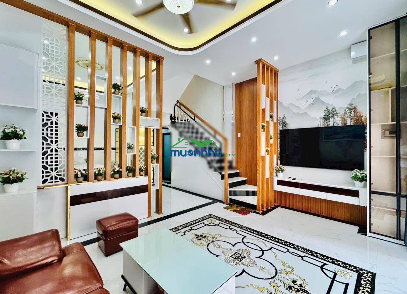 Xe hơi 7 chỗ vào nhà, kế bên đh công nghiệp hcm, khu dân trí