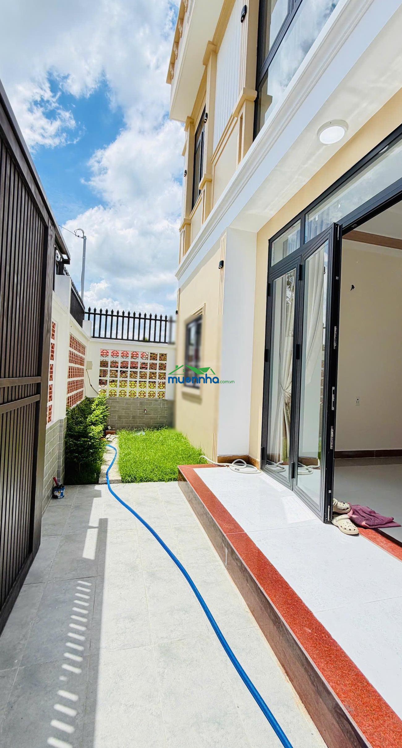 Nhà đẹp hóc môn ngang 10m siêu thoáng, sân vườn rộng
