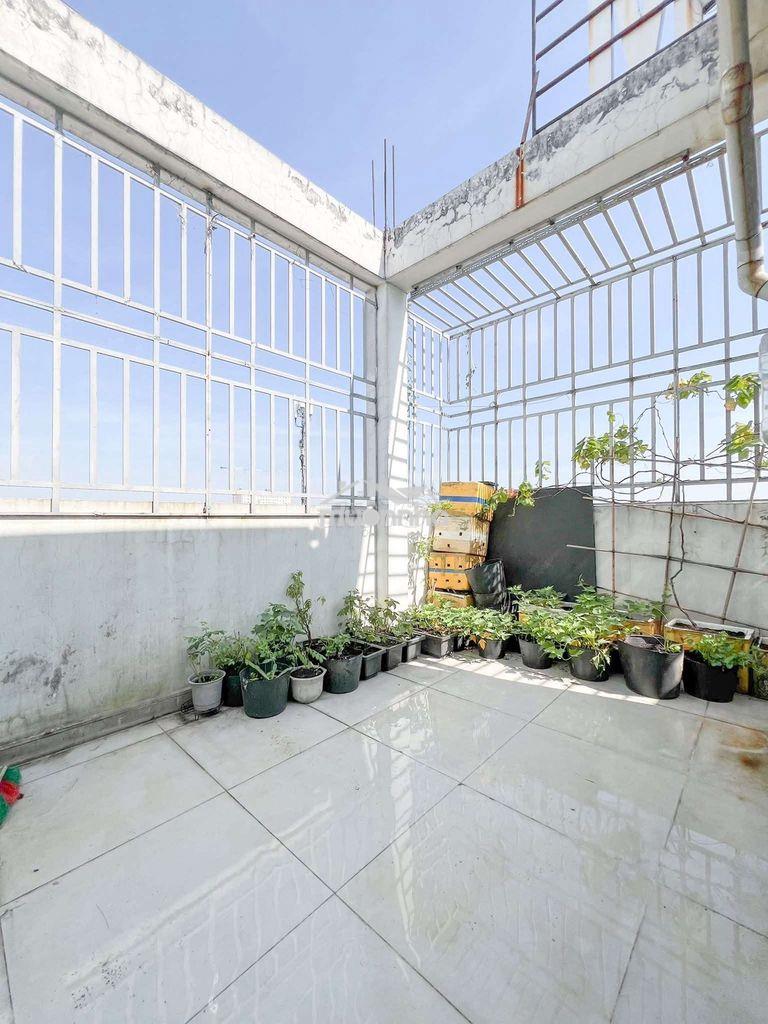 Penthouse- 1 phòng ngủ-full ban công rộng trồng cây- 50m2