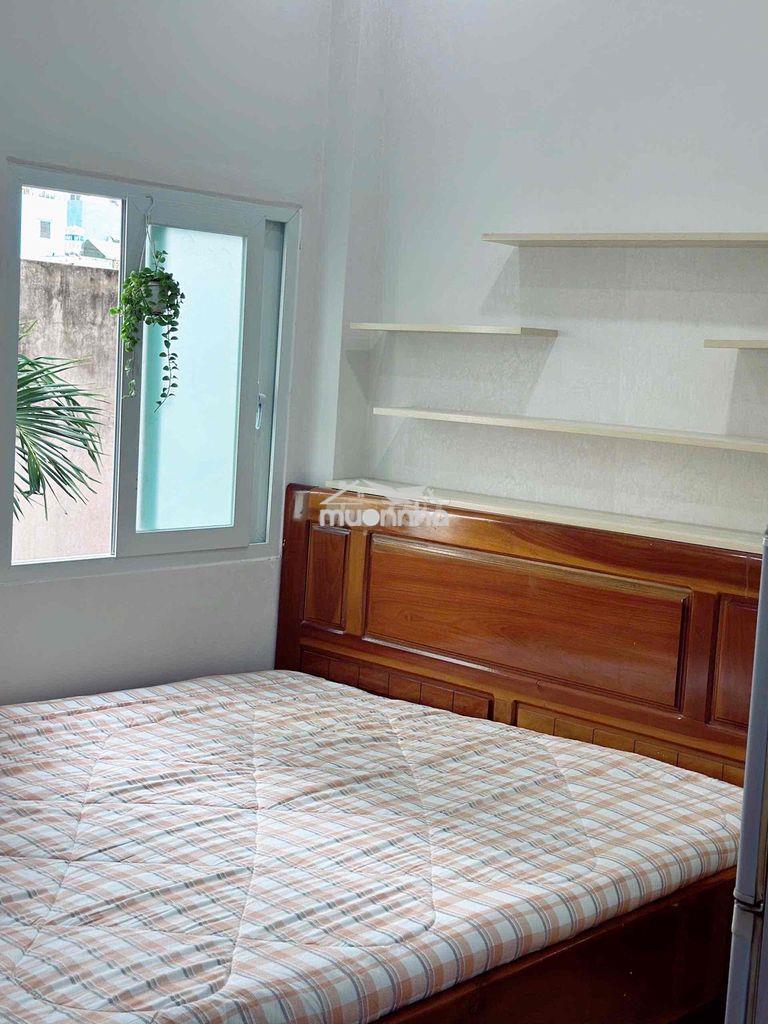 Trống sẵn phòng cửa sổ kế đại học văn lang