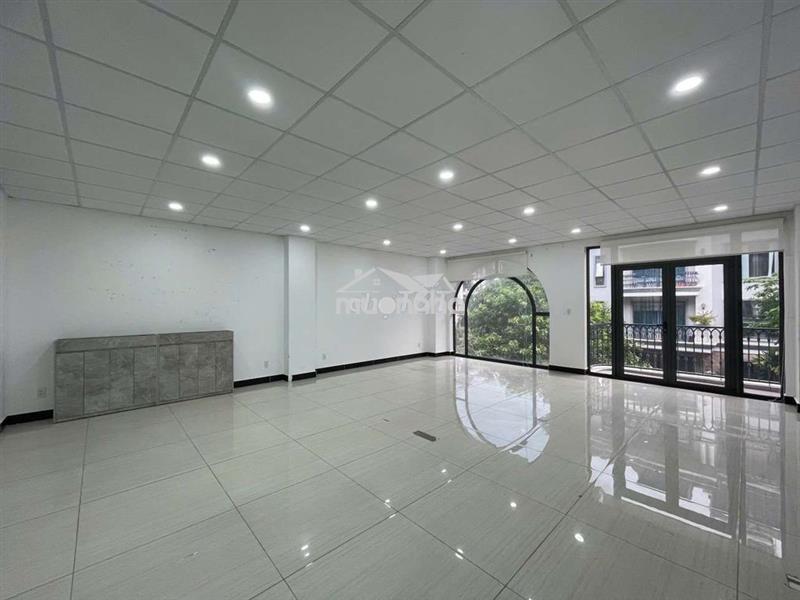 Cho thuê văn phòng 7x20 rộng rãi, ngăn kính lịch sự, có thang máy