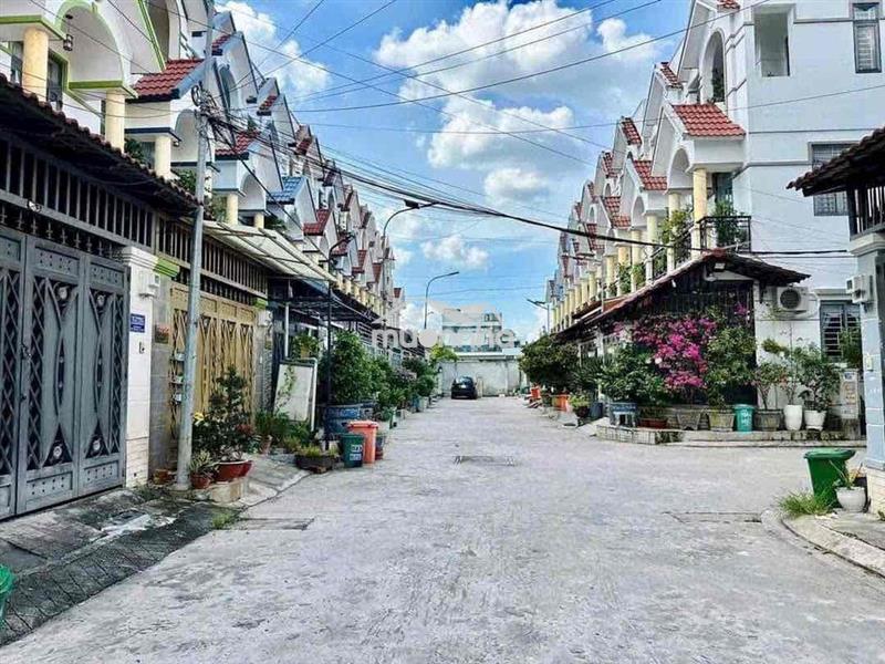 Cho thuê nhà ngay chợ cầu đồng dt 180m2 1trệt 2lầu 4pn 4wc hẻm tải