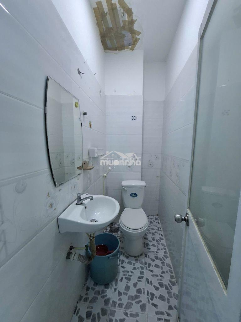Cho thuê nhà nguyên căn cmt8 quận 3, dtsd 96m2, sát mặt tiền, hẻm 3m - 4