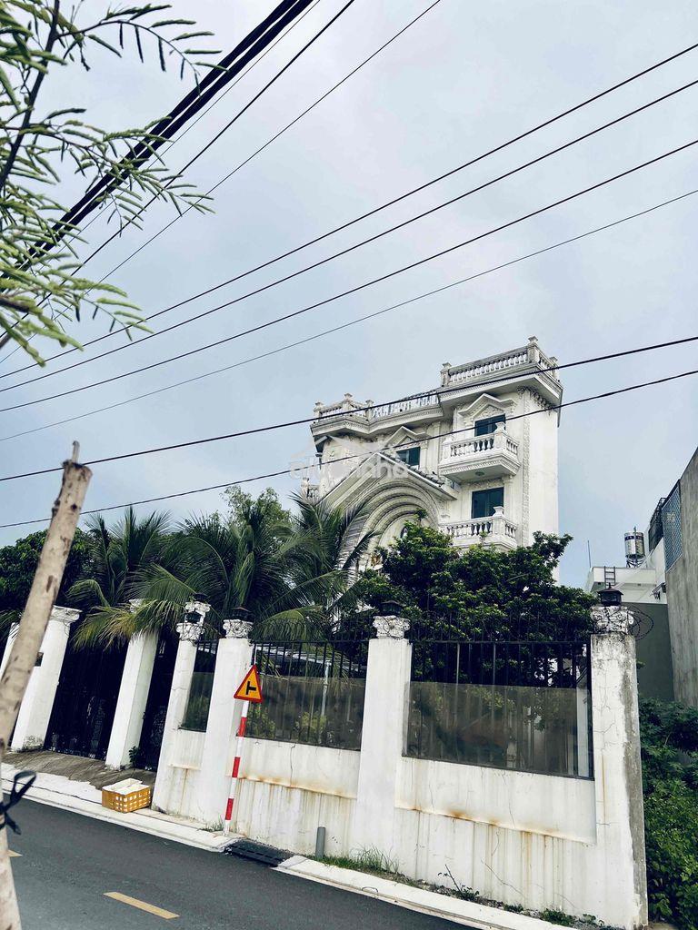 Cho thuê nguyên căn biệt thự dt 800m2 1trệt 3lầu 6pn 6wc sân vườn