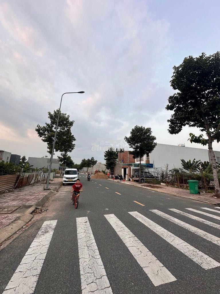 Bán nhà 1 trệt 2 tầng, trong khu dân cư visp2, sổ hồng riêng