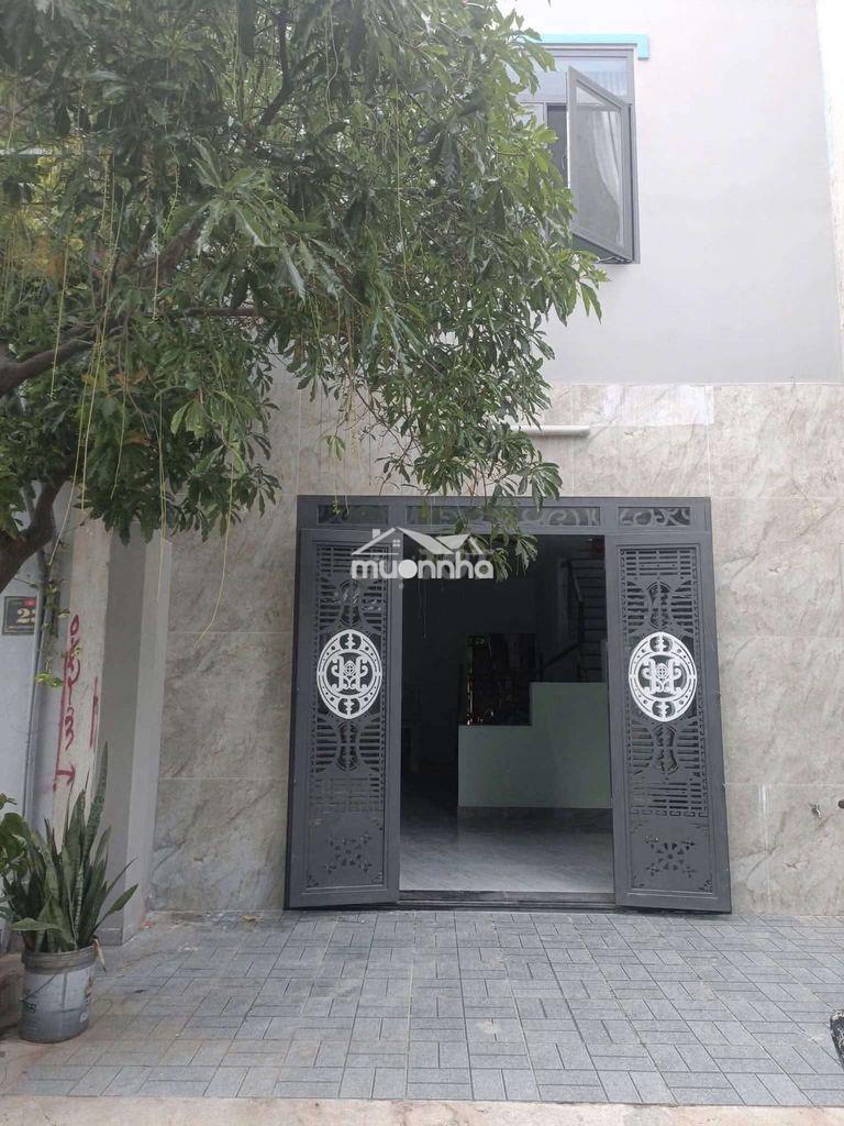 Nhà lầu đường xe hơi gần ngã tư chiêu liêu
