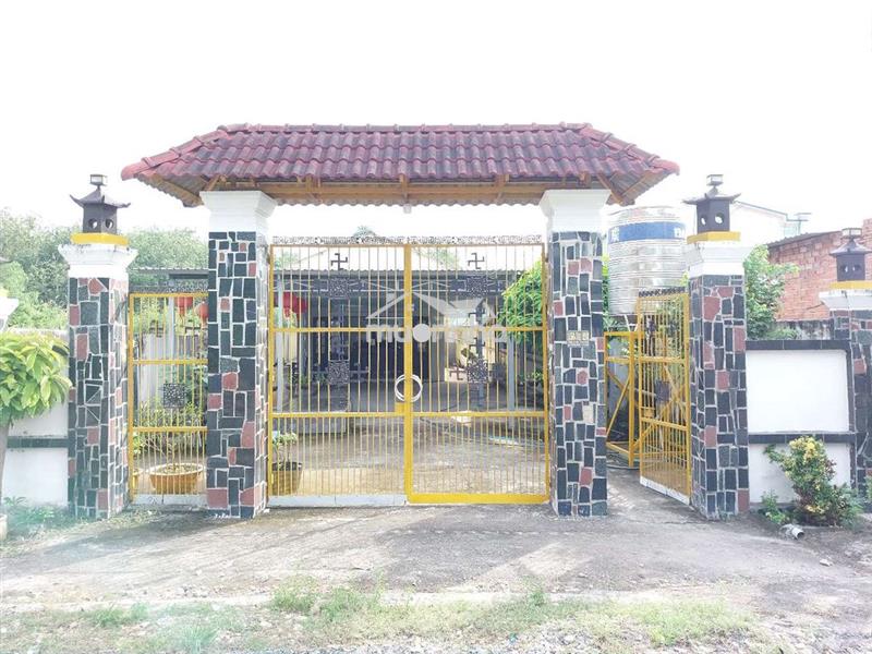 Nhà rộng, thoáng mát, có sân vườn trước và sau nhà trồng rau trồng hoa