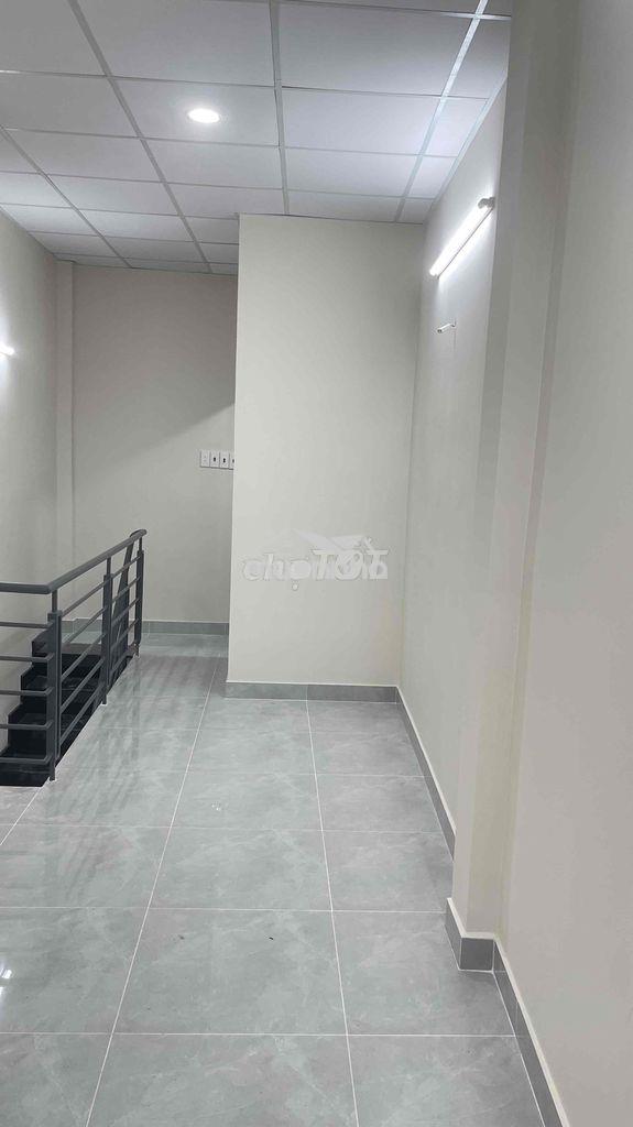 Nhà mới xây nguyên căn cho thuê. nằm ngay trung tâm quận gv - 3