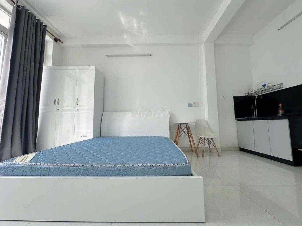Phòng full nội thất | ban công 50m2 | thang máy | ngay hùng vương q5 - 4