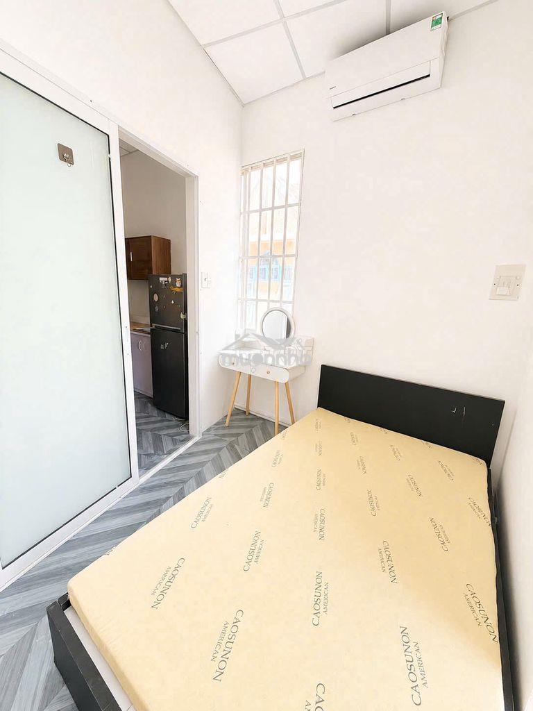 Căn hộ 1 phòng ngủ ban công tách bếp ngay sân bay ga t1 full nội thất - 4
