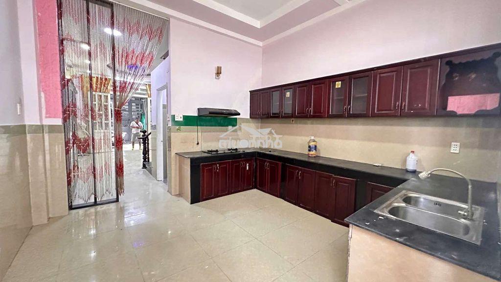 Nhà  2 lầu  giá  tốt  . p . phú định - 4