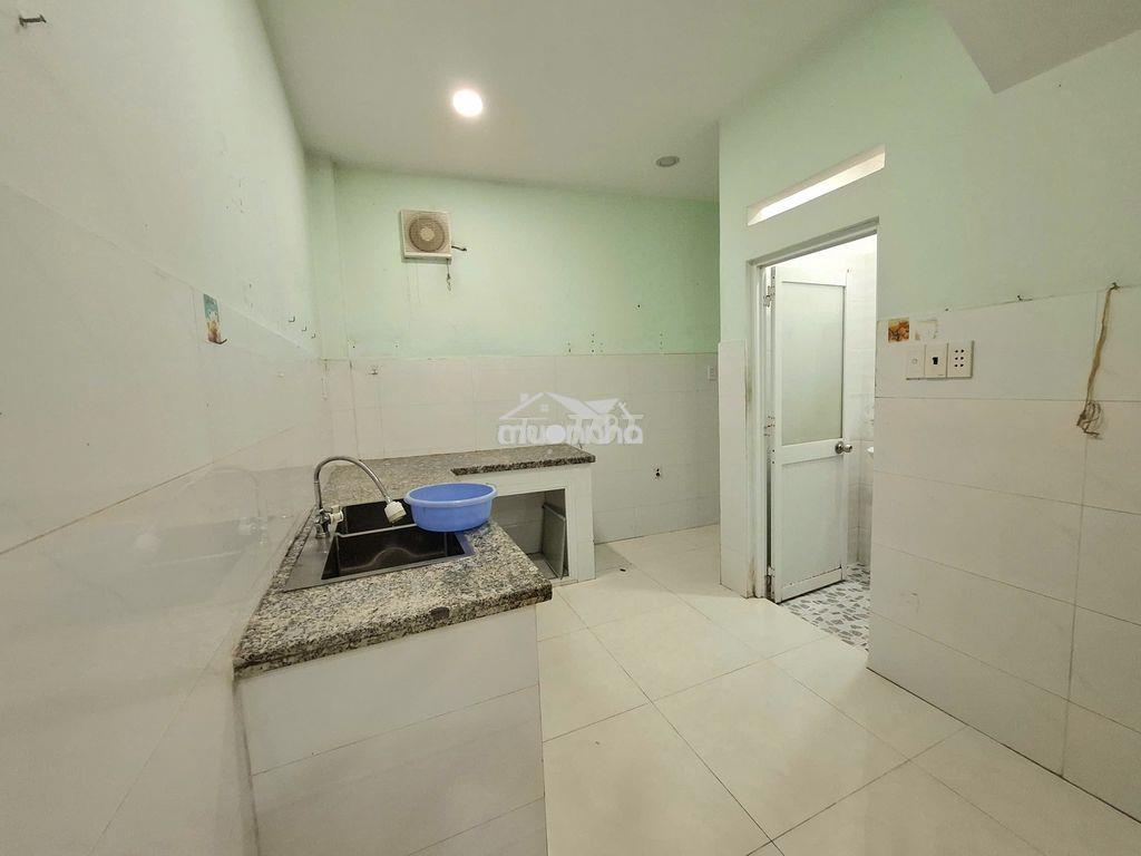 Nhà nguyên căn 1 trệt 2 lầu, 4 phòng ngủ 3 toilet -gần cv lê thị riêng - 4