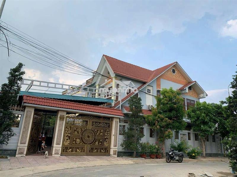 Biệt thự sân vườn hơn 500m2 3 tầng. ngang 30m khu biệt thự  phú nhuận