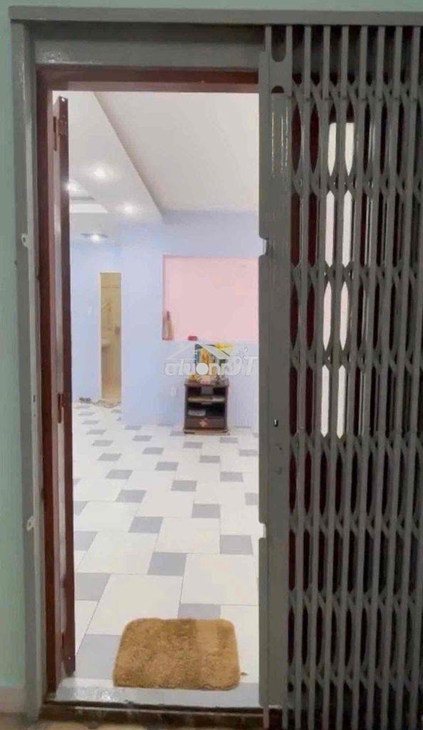 2pn - 1 phòng khách - cc cũ q11 - lầu 2 - bancol thoáng mát