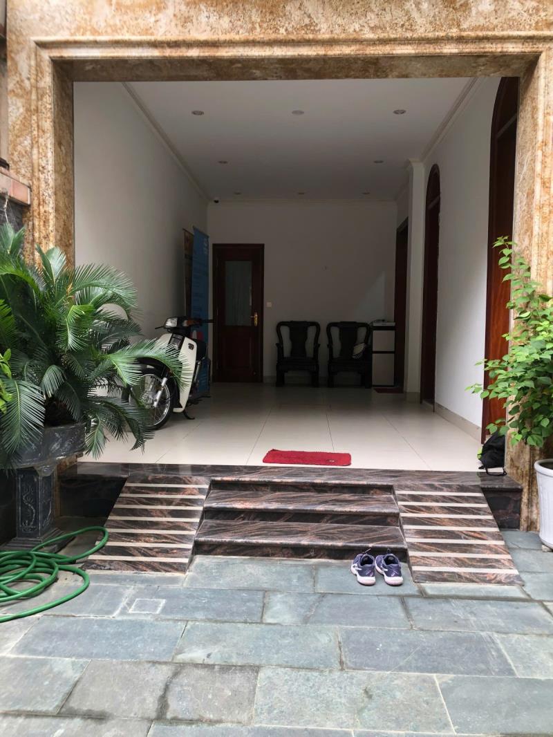 Cho thuê căn biệt thự 4 tầng thang máy ewro windown đông trù !