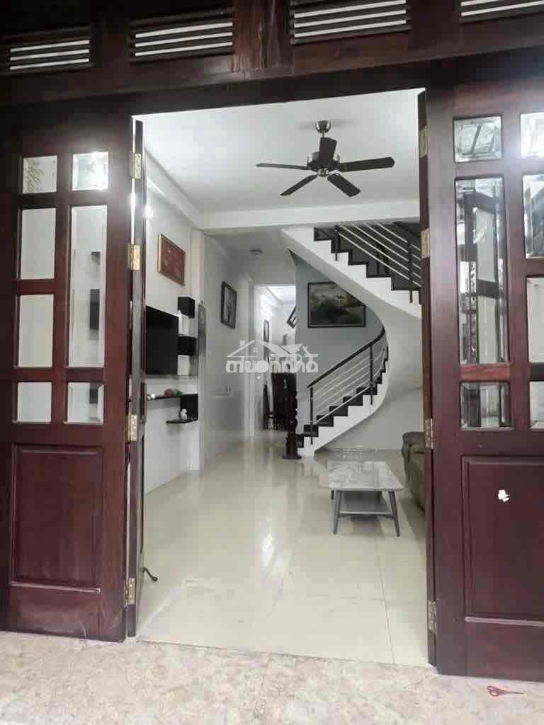 Cho thuê nhà đường vườn lài đúc 3 tấm . nhà có 4 pn. full nội thất 