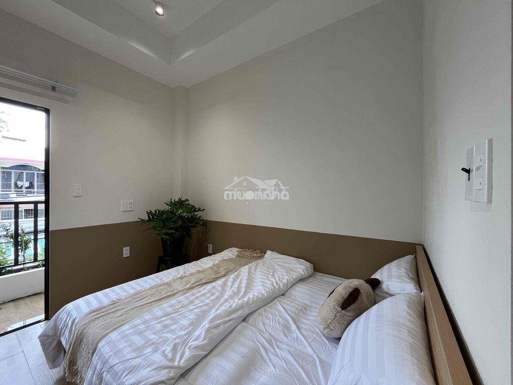Phòng ngủ ban công tách bếp mới xây nội thất cao cấp mặt tiền đường q4 - 2