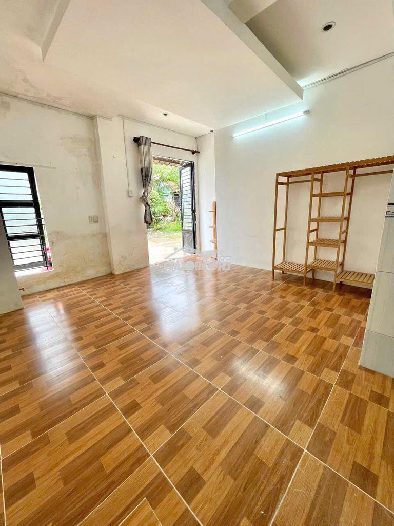 Cần bass lại phòng trọ như hình