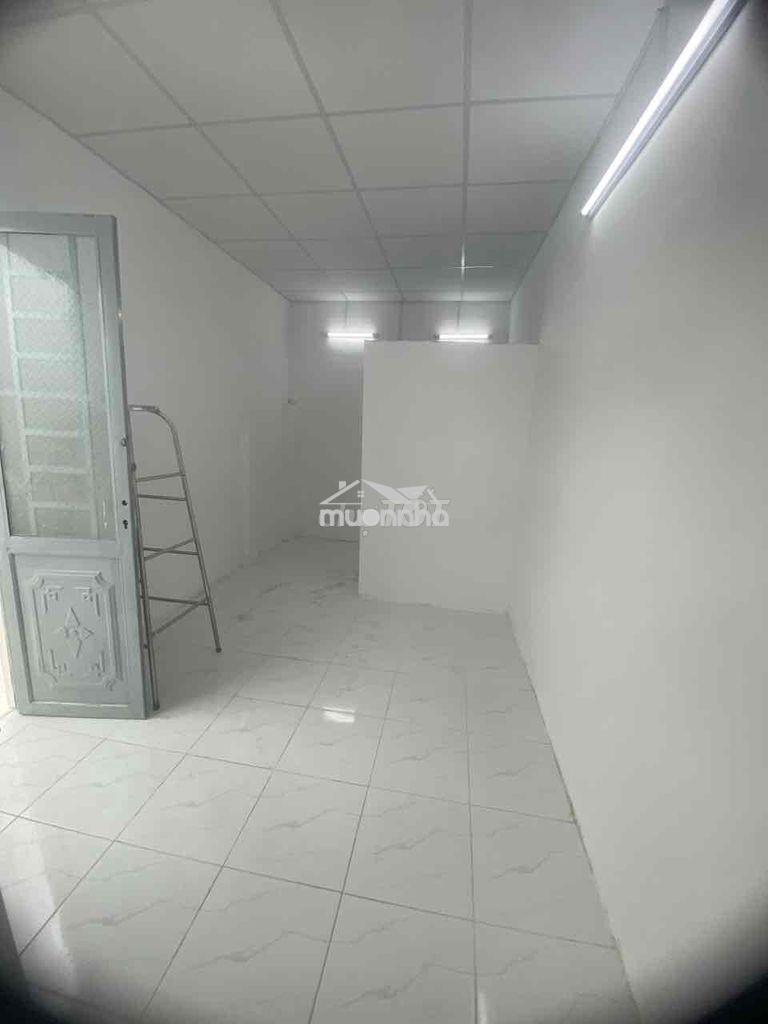 Phòng trống gần chợ trung tâm thương mại