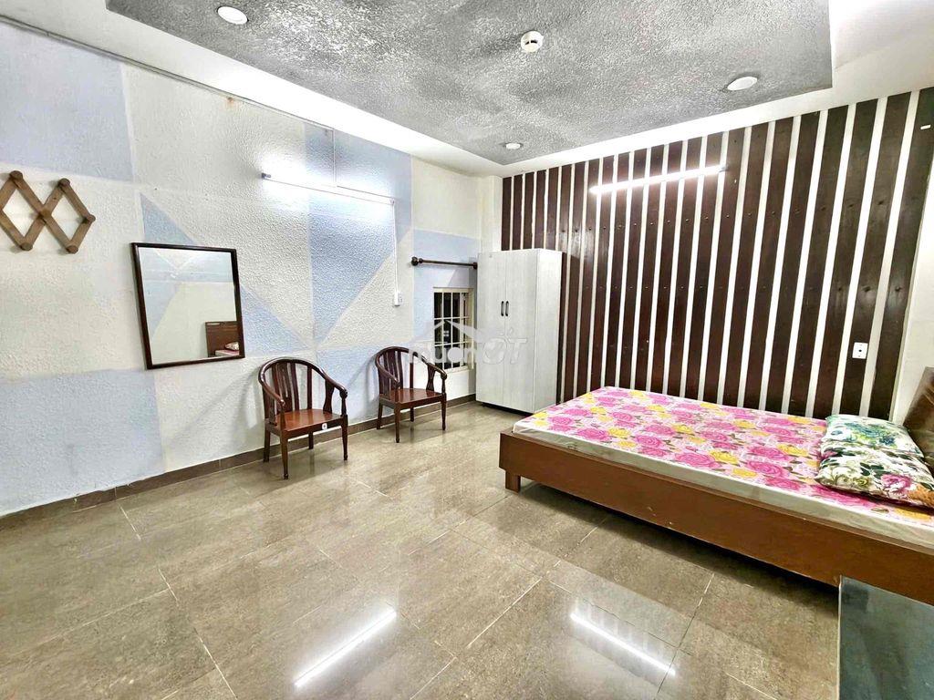 Ngay bến xe q8 giá 3tr9 ở liền phòng siêu rộng ở được 3-4ng - 3