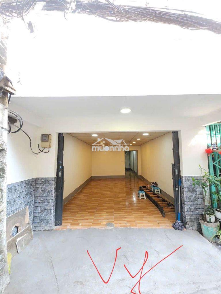 Nhà nguyên căn q4 sẵn 2pn cách đh tài chính marketing 1km