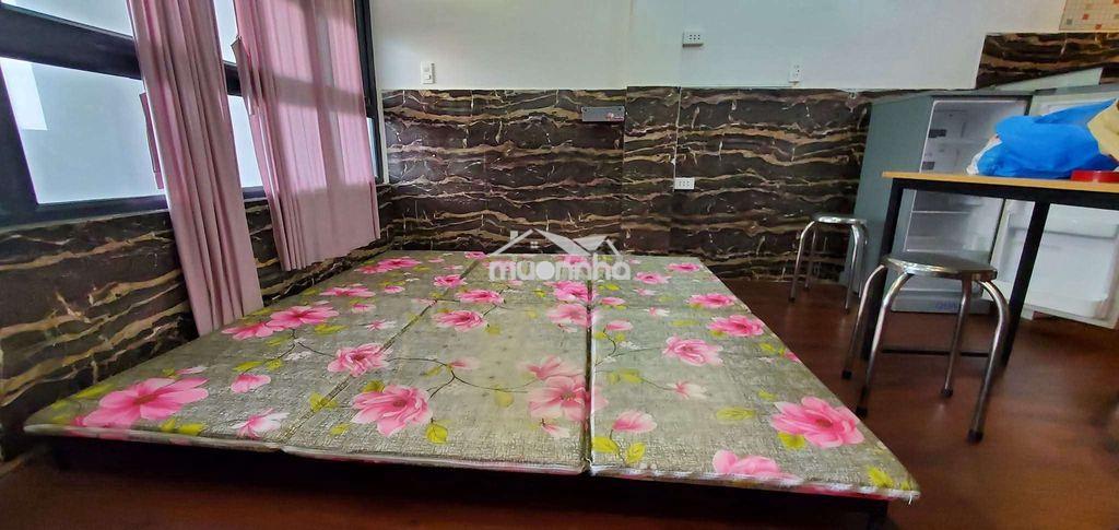 Phòng sạch, thoáng có bếp lớn, cửa sổ lớn ở tầng lửng - p5 q8 - 4
