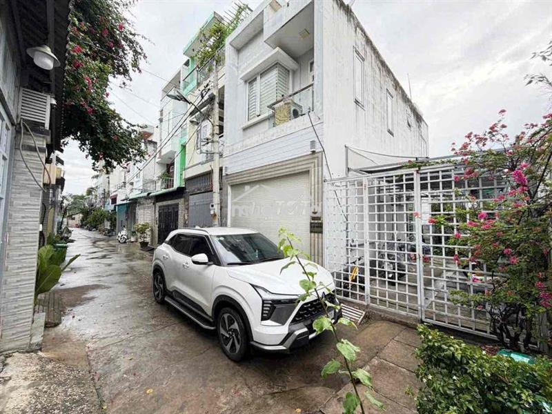 Nhỉnh 5 tỷ nhà 2 tầng hẻm xe hơi ngay phạm văn đồng- hoàn công đủ