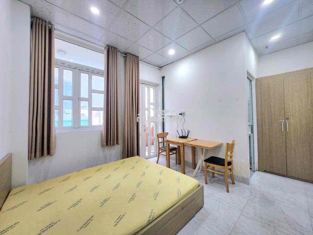 Phòng ban công_mặt tiền_thang máy_hầm xe_gần đh mở_isb_ueh_cv lê văn 8 - 4