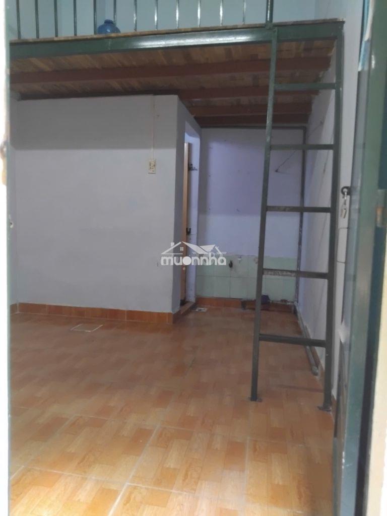 Nhà trọ 12m2 rộng rãi thoáng mát, có gác lửng và toilet riêng
