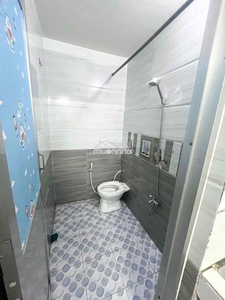Phòng trọ bình dân có máy lạnh kệ bếp còn mới - 2