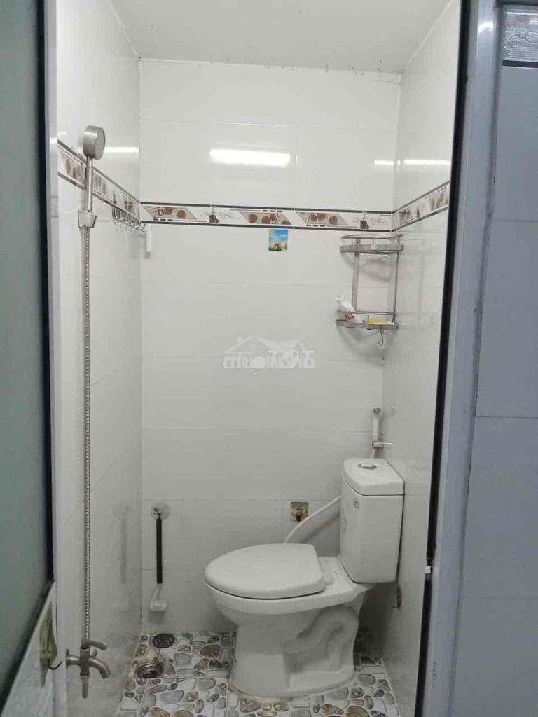 N/c dt: 4 x 8 trệt,1 lẩu,.2 wc. mới sạch sẽ .đnc, có sân chỉ ,6tr./th - 4