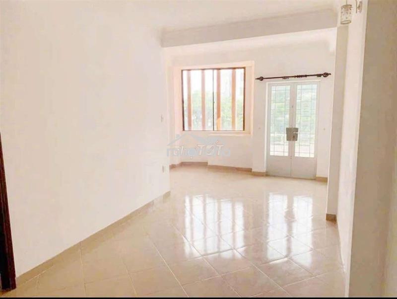 Nhà mới, ôtô có thể đậu trước cửa). 3pn, 3wc. bt