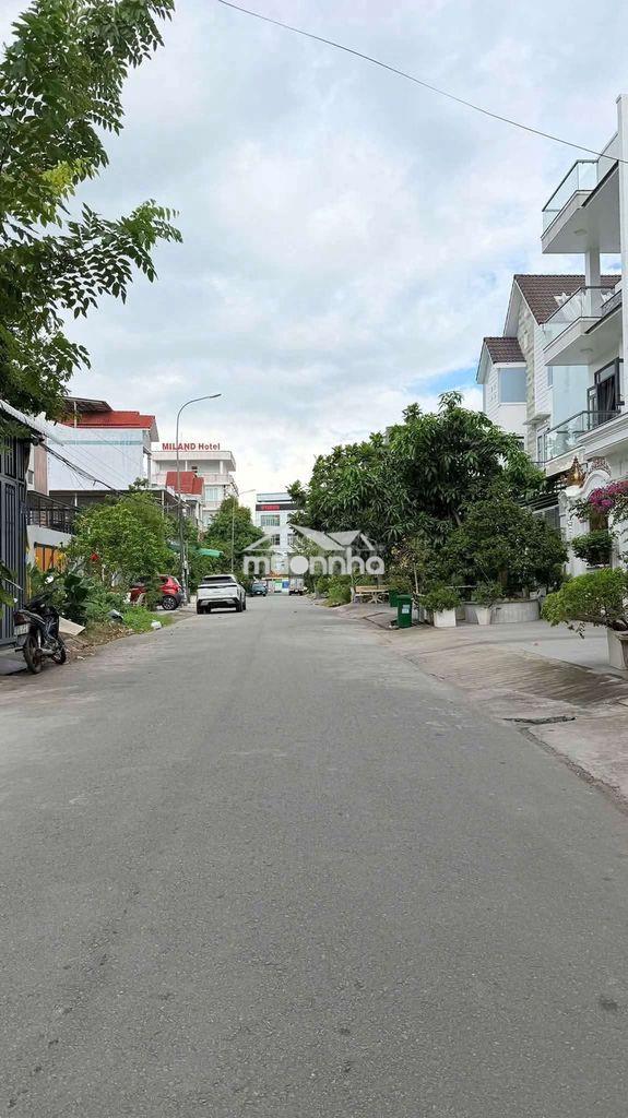 Nhà 2 lầu rộng - kdc xây dựng - giáp khu nam long - 2