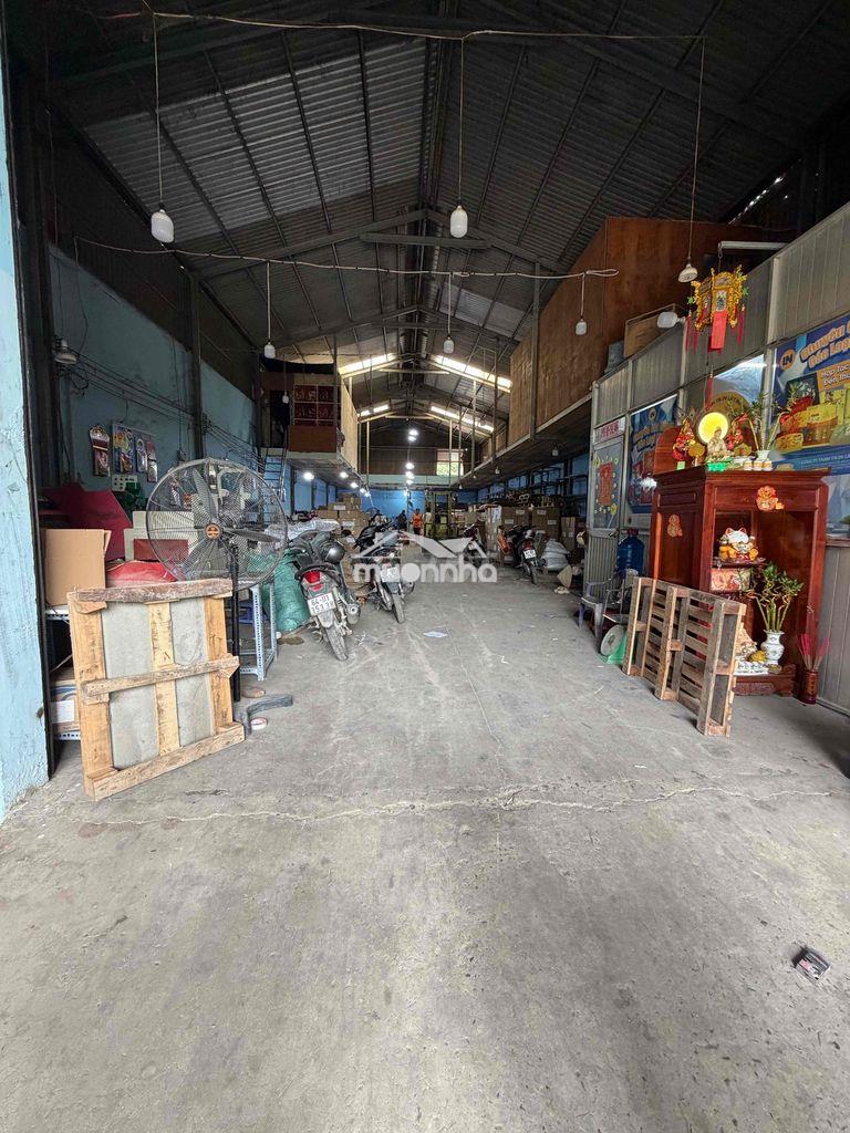 Cho thuê kho 22tr/th dt:10x35 ( có văn phòng , điện 3fa) trần kho cao