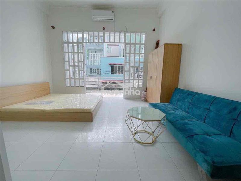Phòng ban công lớn 30m2 âu dương lân kế sư phạm q5