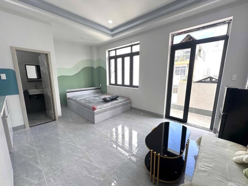 Cho thuê studio ban công 35m2 có thang máy - hầm xe - ngay chợ bà chiểu - đại học hutech - ngoại thương