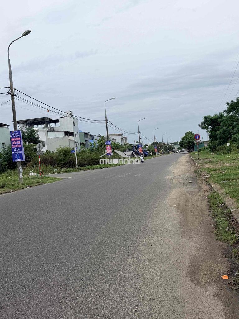 Nằm ngay trên trục đường 10.5 m}, khu dân cư dân trí cao, an ninh tốt