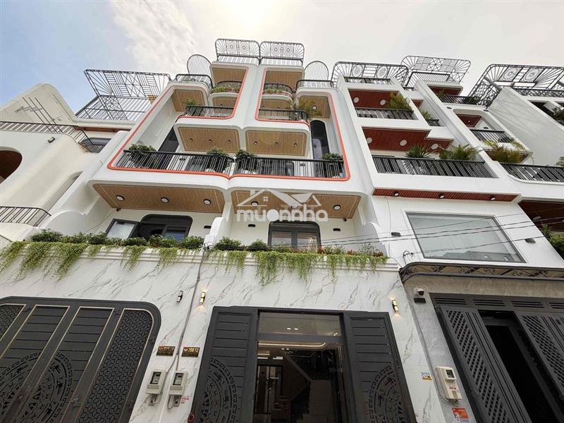 Nhà phố xây mới ngay ngã tư ga có ô chờ thang máy