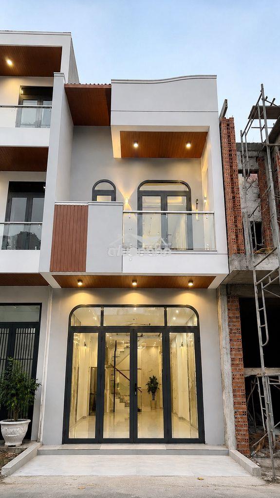 Nhà 1 trệt 1 lầu gần bv hoàn mỹ, trường học các cấp chỉ 2ty490