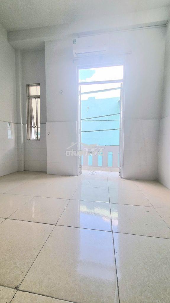 Phòng có máy lạnh, tủ lạnh, máy giặt riêng, bancong nhỏ, gác, kệ bếp.