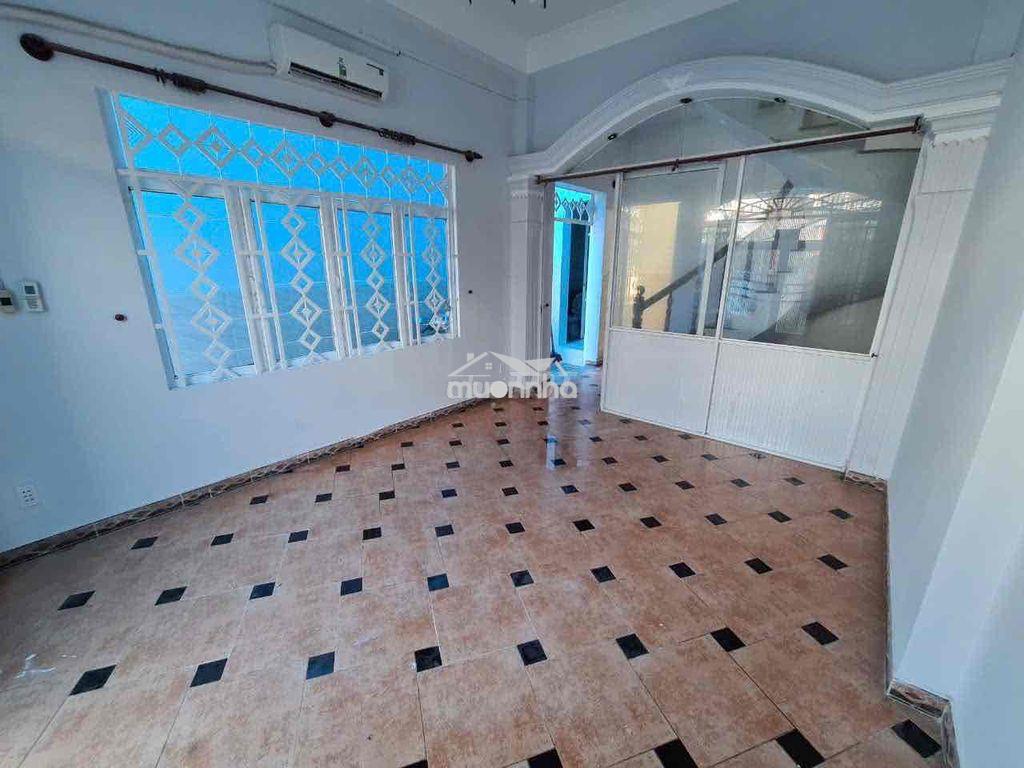 Phòng đẹp thoáng mát tầng trệt dọn vào ở ngay - Ảnh 2
