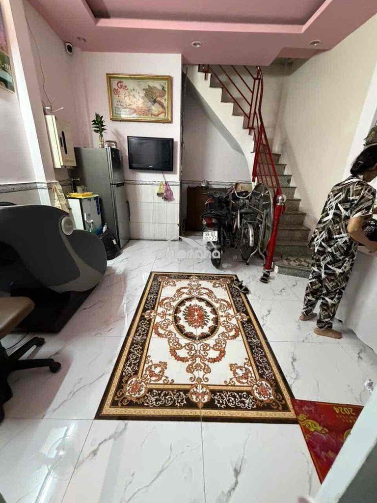 Nhà phố của mẹ em cách mặt tiền tháng 8 50m vào.