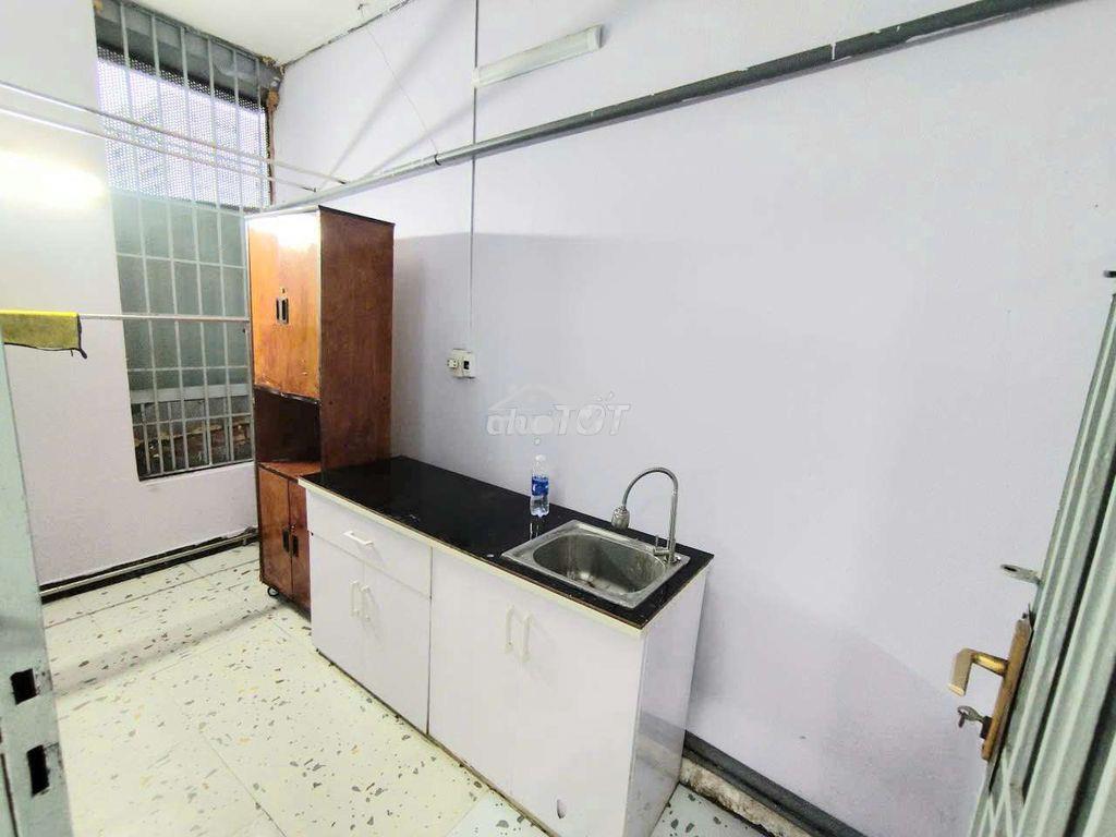 Phòng ban công, tách bếp, wc, full nt cách chợ f25 ,đh hutech 100m - Ảnh 3