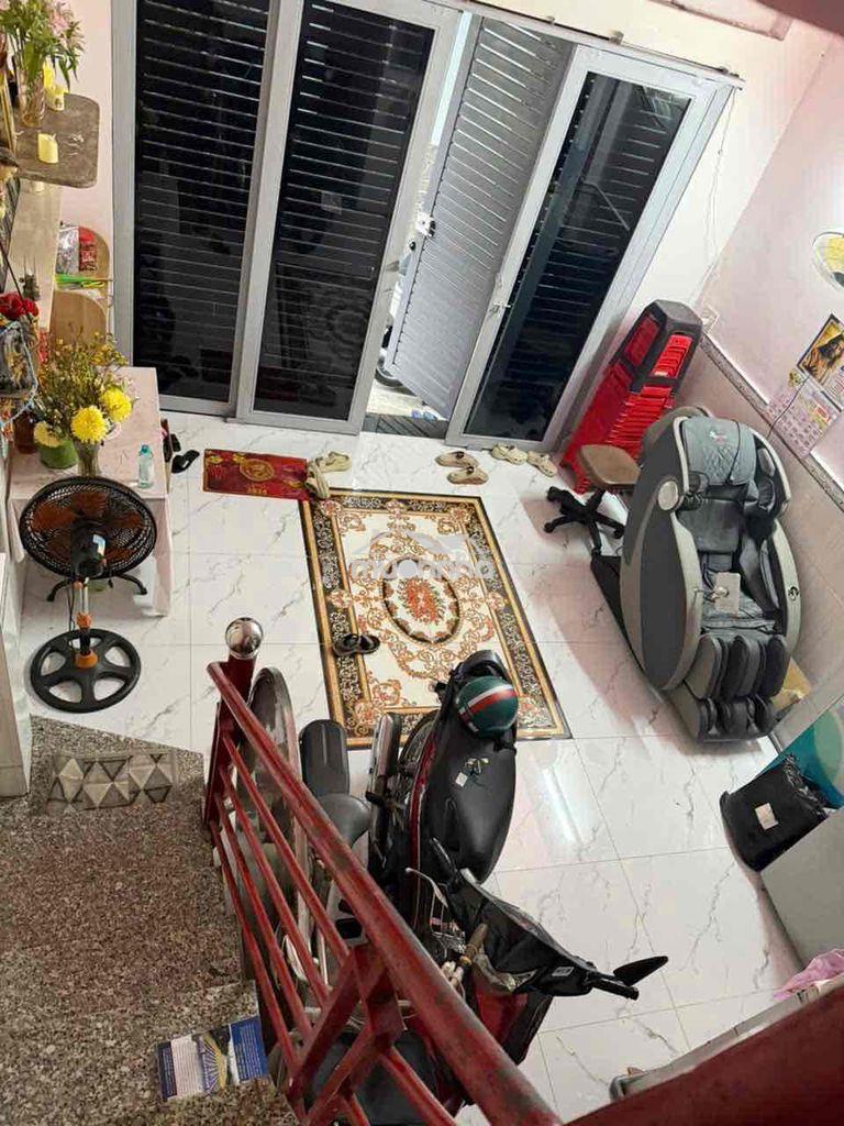 Nhà phố của mẹ em cách mặt tiền tháng 8 50m vào. - Ảnh 2