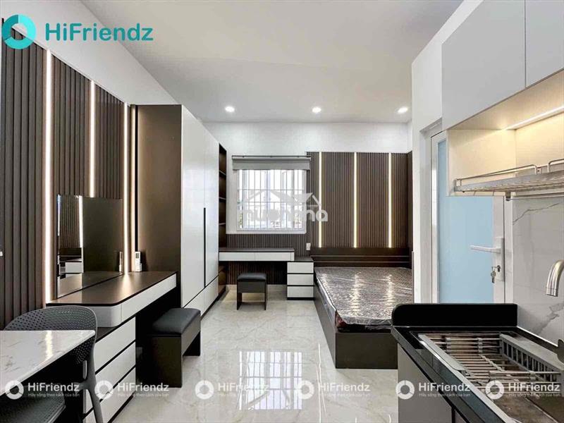 Căn hộ studio style tone gỗ sang trọng – cửa sổ lớn thoáng mát tại bạc