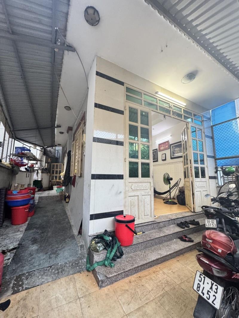 Bán nhà trường thọ thủ đức 110m2 3 tầng 4 phòng ngủ, sân để xe rộng, sân thượng, hẻm thông, gần chợ thủ đức - Ảnh 4