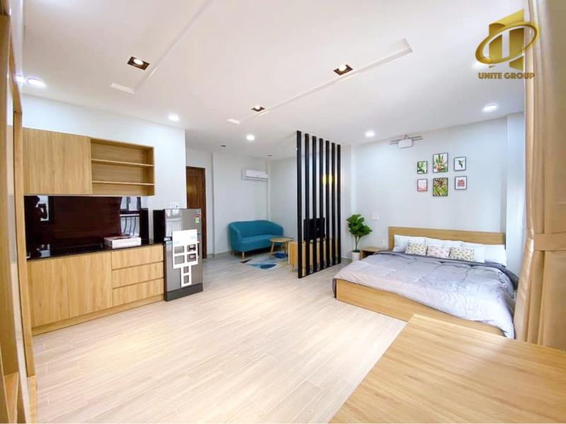 Căn hộ ban công, sofa tone gỗ full nội thất, gần ngã tư phú nhuận đường hoàng văn thụ