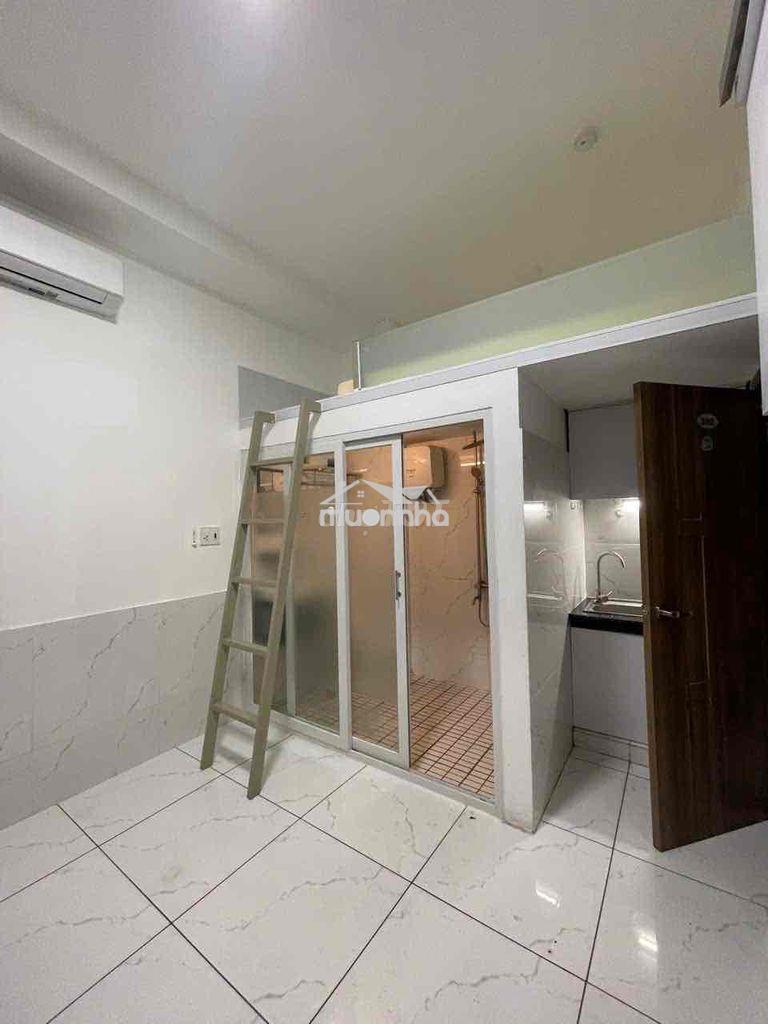 Siêu phẩm gác ban công thang máy , ngay sát q5 , máy giặt riêng