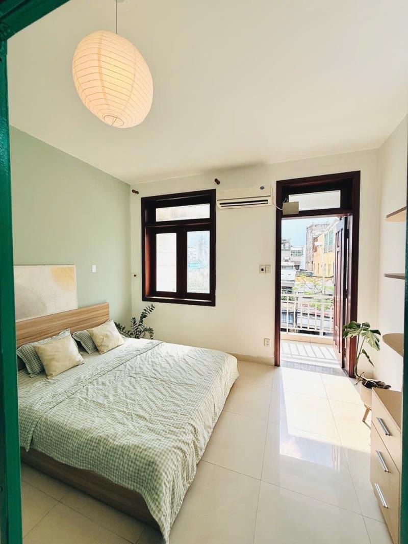 Cho thuê căn hộ 1 pn vách, có ban công, máy giặt riêng, full nội thất, bình thạnh gần ngã tư hàng xanh - ***