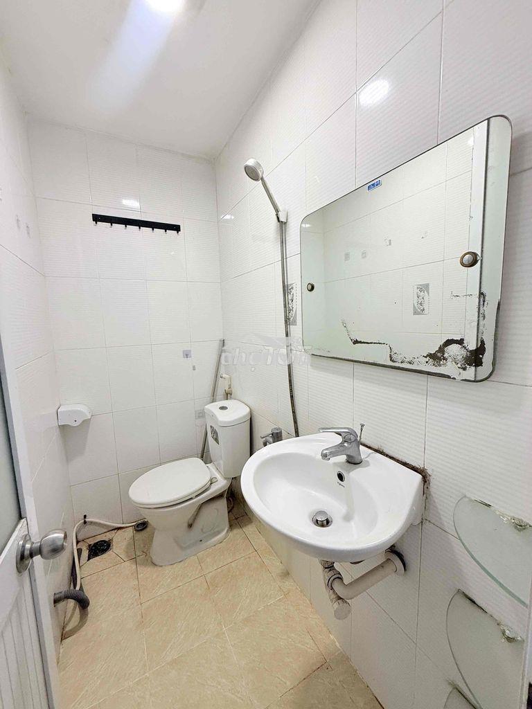 Phòng cửa sổ, full nội thất - Ảnh 4